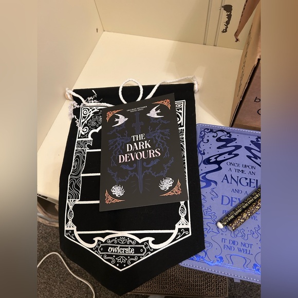 4/$25 or listed price!!⛄️ Owlcrate “Curated for Readers” December 2023 Box - Picture 7 of 8